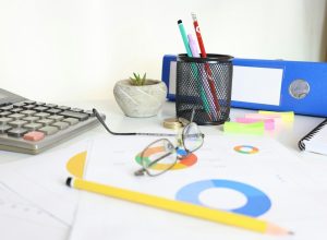 Γραφείο με αριθμομηχανή και οικονομικά στοιχεία – προετοιμασία για την ηλεκτρονική τιμολόγηση