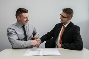 Χειραψία εργοδότη και νέου εργαζομένου – προετοιμασία πριν την πρόσληψη