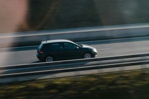 Αυτοκίνητο σε δρόμο – τι επηρεάζει το ασφάλιστρο αυτοκινήτου